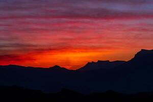 solnedgång i de berg, kväll landskap med ljus himmel foto