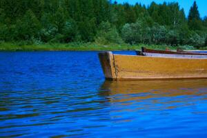 traditionell trä- plattbottnad båtar på de flod Bank, lantlig landskap foto