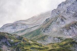 skön landskap av de höst caucasian highlands med bisarr sluttningar bland de moln foto