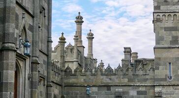 väggar och torn av de historisk palats stiliserade som en medeltida slott foto