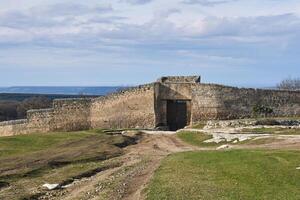 järnklädd Port till en medeltida city-fästningen chufut-kale, crimea foto
