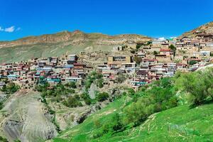 gammal berg by chokh över klippig dal i dagestan foto