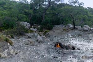 ständigt brinnande brand på de plats av en naturlig gas utsläpp på montera chimär Yanartas, Kalkon foto