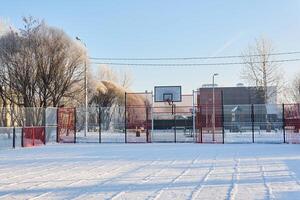 offentlig utomhus- basketboll domstol på en frostig vinter- dag foto