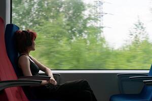 cirl i en rör på sig förorts tåg utseende ut de fönster foto