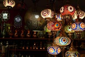 etnisk lampor i orientalisk souvenir affär foto