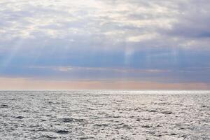 marinmålning med solstrålar genomträngande genom de moln foto