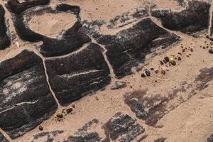 brun sten textur med sand. natur från topp av kulle. foto