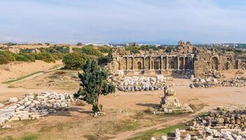 se av de ruiner av de gammal stad av sida nu manavgat, Kalkon med de agora byggnad i de förgrund foto