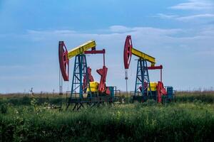 pumpjacks rörelse på ett olja väl i fält utomhus foto