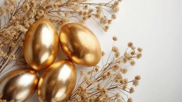 ai genererad eleganta gyllene ägg påsk begrepp. påsk guld ägg med gyllene kanin vit bakgrund. platt lägga trendig påsk. foto