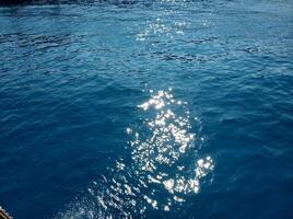 skön textur av de hav med reflektioner av de Sol foto