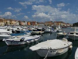 båtar i hamn på rovinj, kroatien. foto