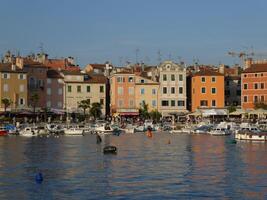 båtar i hamn på rovinj, kroatien. foto