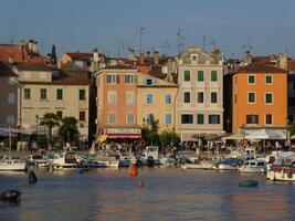 historisk byggnad fasader i rovinj, kroatien foto