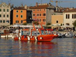 historisk byggnad fasader i rovinj, kroatien foto