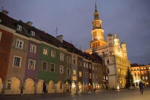 ett kväll bild av de stad Centrum av poznan i polen. foto