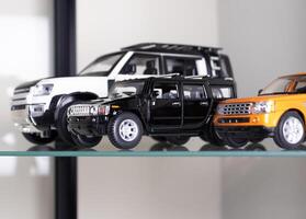 selektiv fokus. leksak bilar placerad på glas hylla. efter några redigeringar. foto