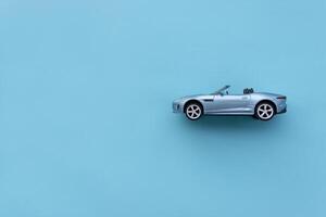 blå leksak bil isolerat på blå bakgrund. efter några redigeringar. foto