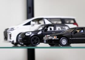 selektiv fokus. leksak bilar placerad på glas hylla. efter några redigeringar. foto