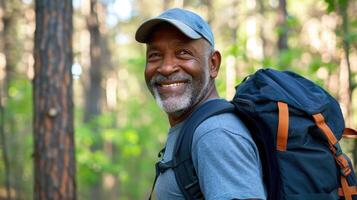 ai genererad porträtt, svart man och vandring i skog, övning och kondition för friskvård, friska livsstil och leende. foto