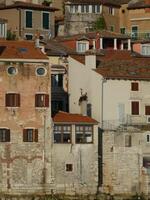 historisk byggnad fasader i rovinj, kroatien foto
