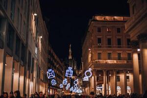 milano, Italien december 4, 2023 jul dekorationer i de Centrum nära duomo milano, Lombardiet, Italien. jul högtider i milano. foto