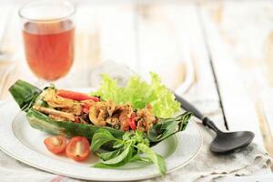 nasi bakar ayam suvir, grillad ris med strimlad kyckling insvept med banan blad foto