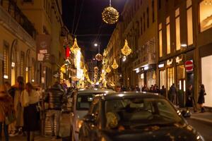 handla i milano. via Monte napoleone känd handla gata. jul gata dekorerad för jul. jul semester i milano. Italien, milan 2.12.2023 foto