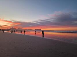 solnedgång på famara strand på lanzarote ö foto