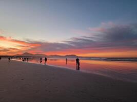 solnedgång på famara strand på lanzarote ö foto