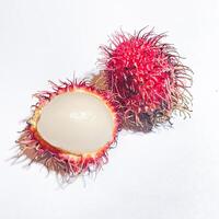 färsk och mogen rambutan ljuv tropisk frukt isolerat på vit foto