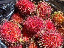 färsk och mogen rambutan ljuv tropisk frukt foto