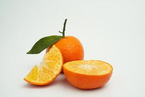 grupp av orange frukt består av hela, bit och halv orange isolerat på vit bakgrund foto