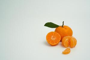 kopia Plats av isolerat färsk halv och hela orange frukt på vit bakgrund foto