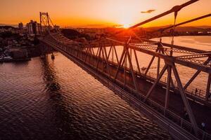 hercilio luz kabel- bro med solnedgång i Florianopolis, Brasilien. antenn se foto