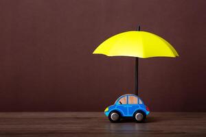 paraply och leksak bil med kopia Plats. foto