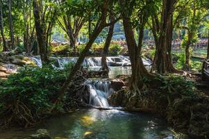 skön kroeng krawia vattenfall på kanchanaburi stad thailand.khao laem nationell parkera foto