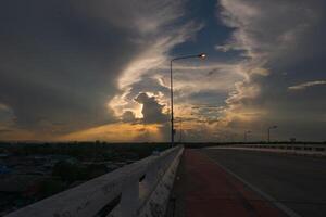 morgon- bro med skön moln foto