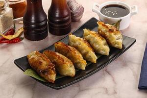 friterad japansk fylld klimpar - gyoza foto