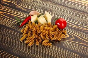 rå hela spannmål pasta fusilli foto
