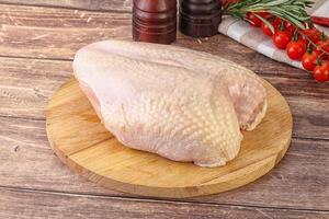 rå kyckling bröst med ben foto