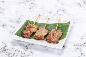 thai kök - grillad fläsk grillspett foto