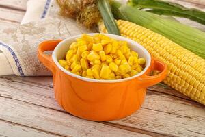 konserverad gul majs i de skål foto