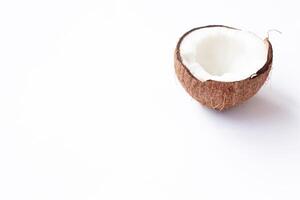 halv av kokos närbild på en vit bakgrund foto