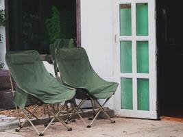 camping stolar och vit hus på thailand foto