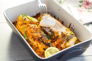fisk bakad med kryddor och grönsaker i de ugn. foto