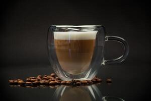 varm kaffe med mjölk på svart bakgrund foto