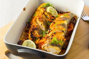 fisk bakad med kryddor och grönsaker i de ugn. foto