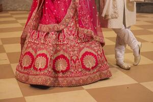 indisk hindu traditionell bröllop ceremoni ritualer brud och brudgummens fötter stänga upp foto